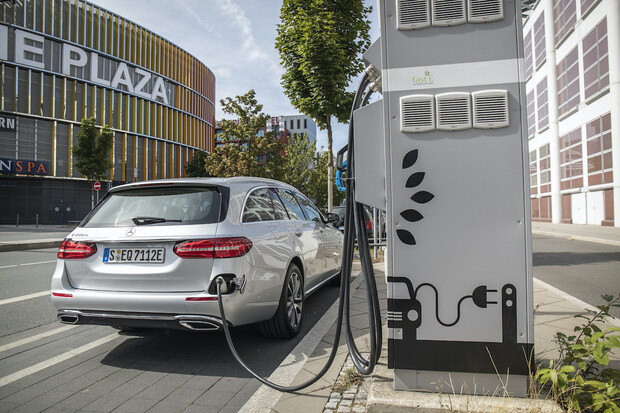 Plug-in hybrid Mercedes E 300 de má české ceny, jsou na úrovni dieselů