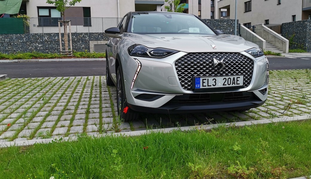 Řídili jsme nový elektromobil DS 3 Crossback E-Tense. Jaký je? 