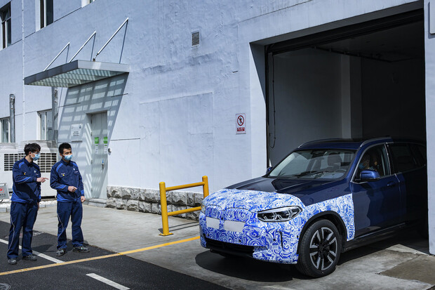 BMW už zítra představí elektromobil iX3. Sledujte to on-line zde