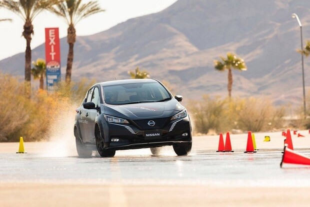 V příštím roce se konečně objeví Nissan Leaf s pohonem všech kol