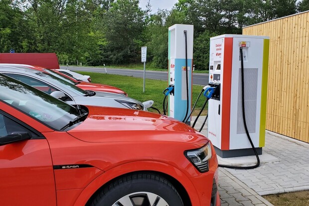 Evropský parlament chce každých 60 kilometrů nabíječku pro elektromobil