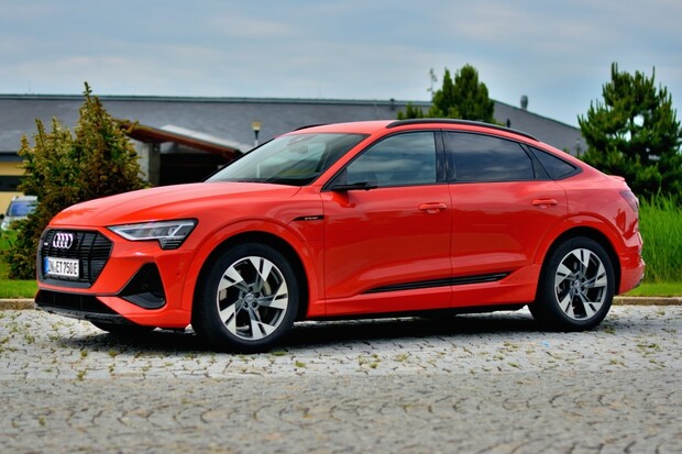 Testujeme Audi e-tron Sportback v Česku. Podívejte se, jak mu to sluší