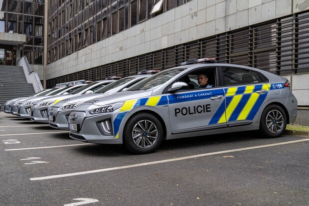 Pražská policie převzala prvních 20 elektromobilů Hyundai Ioniq