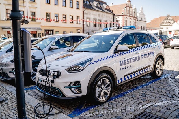 Další policisté dostali elektromobil, tentokrát to je městská policie