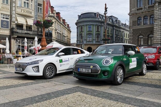 ECO energy Rally Bohemia 2020 odstartovala, posádky fDrive.cz v první desítce