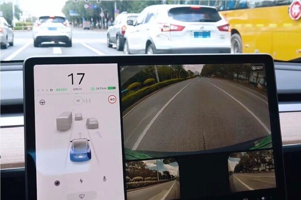 Tesly dostávají aktualizaci s možností pro parkování použít další dvě kamery