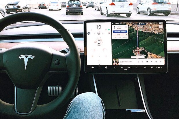 Tesla brzy umožní změnu jízdních pruhů Autopilotem i v ulicích města