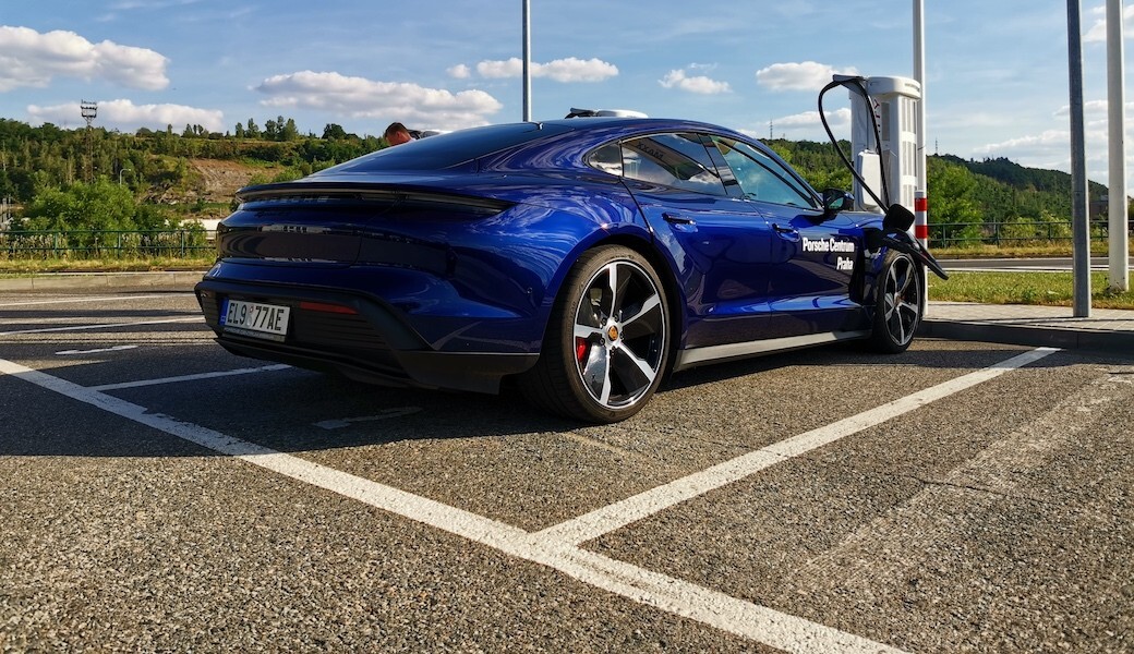 Elektrické Porsche Taycan na dálnici. Jaký má reálný dojezd?