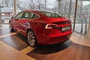 Tesla chce v Evropě vyrábět více elektromobilů. Jenže komu je prodá?