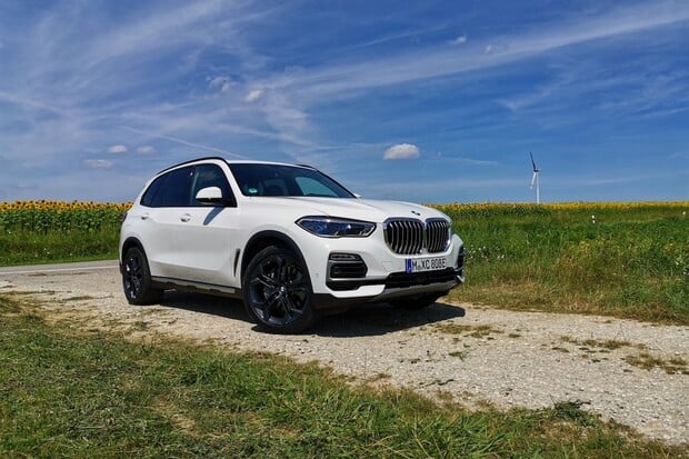 Další generace BMW X5 již prochází testy. Dorazí i plně elektrická varianta