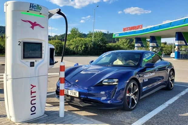 300 kilometrů nabito za 15 minut. Změřili jsme nabíjení Porsche Taycan na Ionity