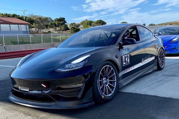 Upravená Tesla Model 3 překonala traťový rekord prototypu Modelu S „plaid“