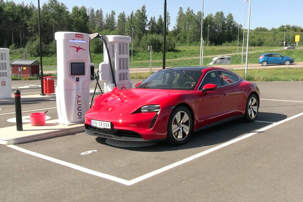 Porsche Taycan ujelo v reálném testu 579 kilometrů na jedno nabití