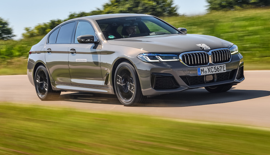 BMW 545e xDrive, ostrý sedan i úsporné auto v jednom