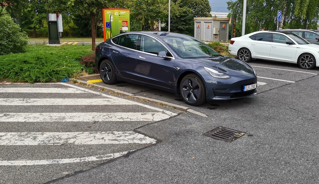 Jak úsporná je Tesla Model 3 Long Range na českých silnicích? Otestovali jsme to