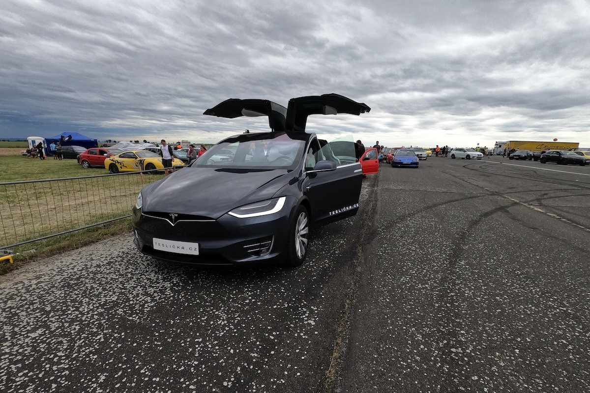 Tesla Model X Performance na Car Wars ve sprintu porazila i Ferrari F12 ...