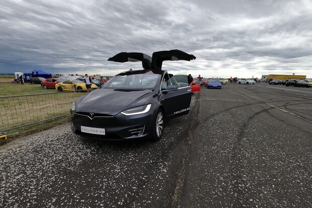 Tesla Model X Performance na Car Wars ve sprintu porazila i Ferrari F12