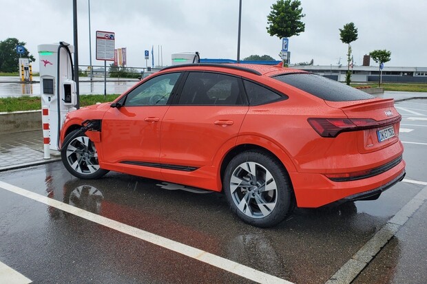 Audi testuje vylepšený e-tron Sportback. Na trh dorazí již brzy