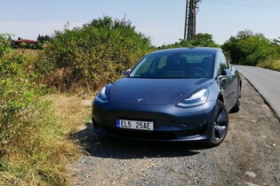 Zánovní Tesly míří ve velkém do Česka. Ojeté elektromobily lámou rekordy