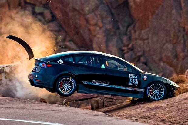 Tesla Model 3 Unplugged Performance do výsledků Pikes Peak nepromluví