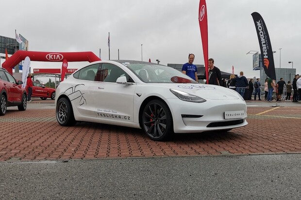 Podívejte se, jak Tesla Model 3 Performance driftovala v Praze