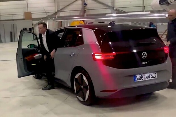 Elon Musk při projížďce s VW ID.3 pochválil řízení, ale rýpl si do asistentů