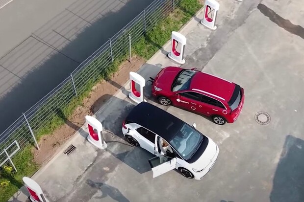 Superchargery Tesla nabíjí vozy jiných značek zdarma! Je to chyba, nebo záměr?