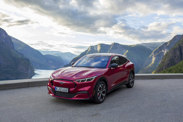 Plány Fordu na výrobu elektromobilů se mění. Firma chce přidat na tempu