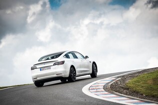 Podívejte se, co závodník za volantem Tesly Model 3 Performance dokáže na okruhu