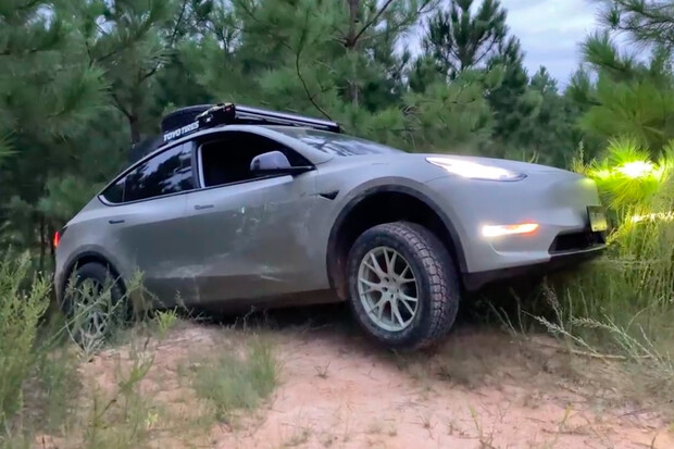 Tesla Model Y jako off-roadový speciál! Jak dopadla po projížďce terénem?