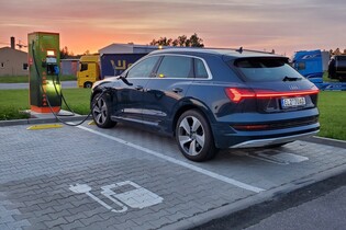 Elektroauta v Česku mají hlad. V síti ČEZ projedla o třetinu více energie