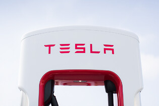Tesla přeměnila čerpací stanici ve Španělsku na skvěle vypadající Supercharger 