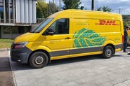 DHL v Praze a Brně rozváží elektromobily. Dojezd jim královsky stačí