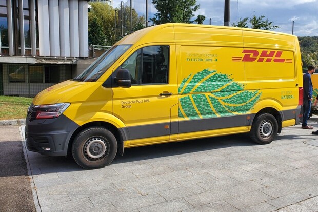 DHL v Praze a Brně rozváží elektromobily. Dojezd jim královsky stačí