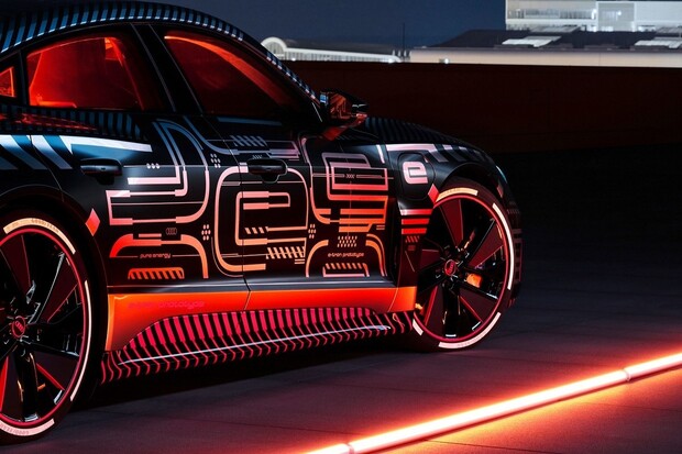 Audi ukázalo první fotky finálního e-tronu GT. Připomíná Porsche Taycan