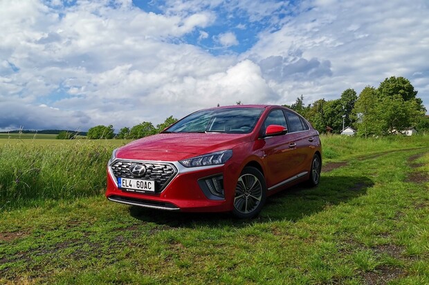 Elektromobily ujely průměrně více kilometrů než benzínová auta