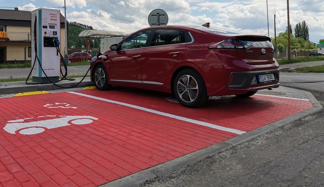 Jaký dojezd na elektřinu a spotřebu benzínu má Hyundai Ioniq Plug-in Hybrid