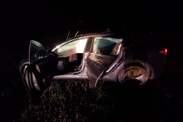 Majitelka Tesly Model 3 přežila čelní střet s pick-upem jen s lehkými zraněními