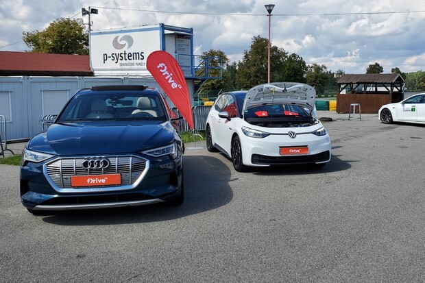 Ve Vysokém Mýtě řádily na okruhu elektromobily