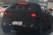 Hyundai neuhlídal grafiku světel na maskovaném prototypu Ioniqu 5