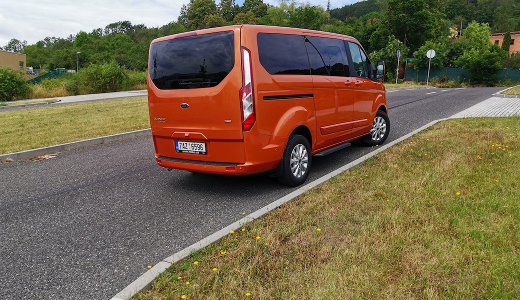 Jaký dojezd na elektřinu a spotřebu benzínu má Ford Tourneo Custom Plug-in Hybrid