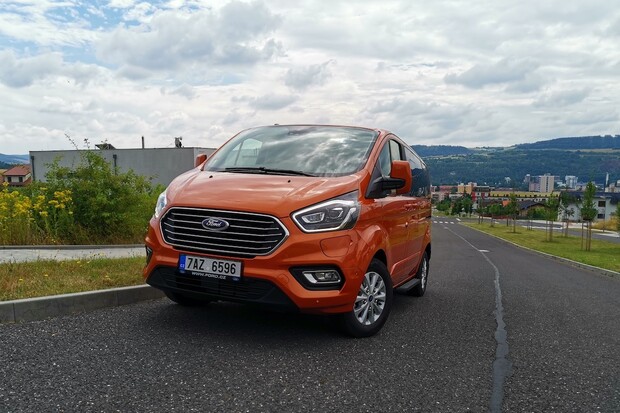 Jaký dojezd na elektřinu a spotřebu benzínu má Ford Tourneo Custom Plug-in Hybrid