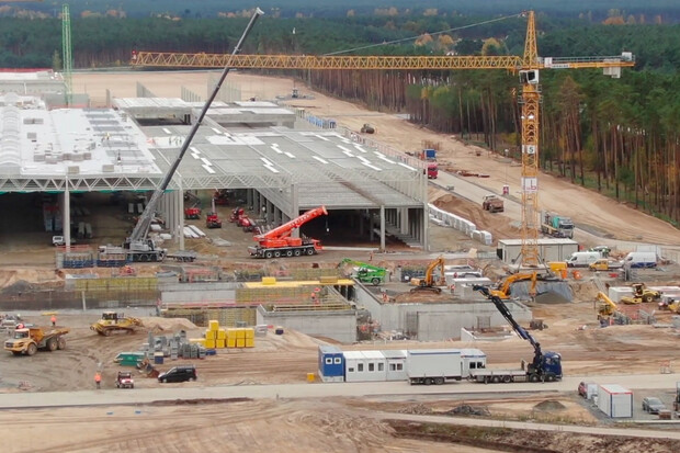 Podívejte se, jak roste Tesla Gigafactory u Berlína, Model Y se blíží do Evropy