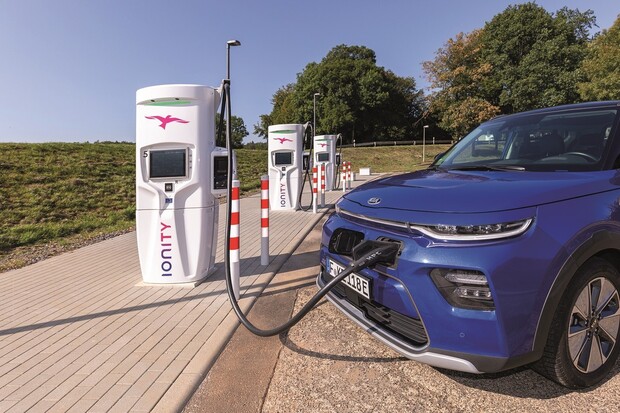 Kolik dobíjecích bodů připadá na jeden elektromobil v Evropě?