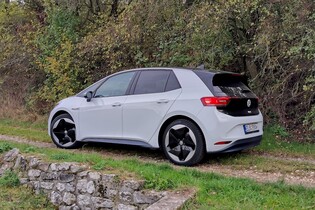 České ojetiny zdražily, Slovensko má více elektroaut a hybridů