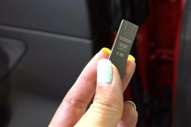 Modernizovaná Tesla Model 3 dorazí s dedikovaným USB „Sentry Mode“ diskem 