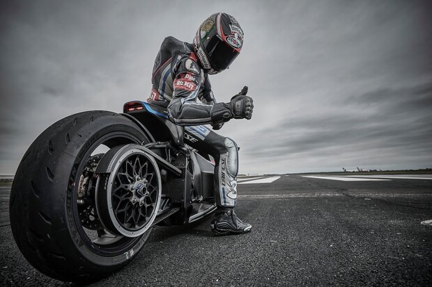 Šílený Max stanovil 11 rychlostních rekordů, s e-motorkou dosáhl rychlosti 408 km/h