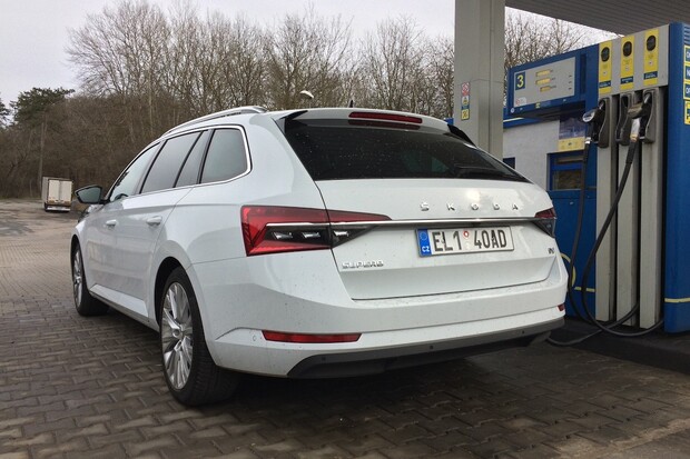 Spotřeba benzínu a elektrický dojezd vozu Škoda Superb iV