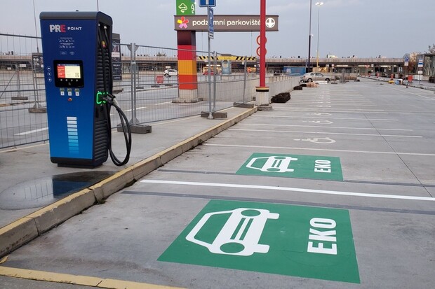 PRE staví rychlonabíjecí stanice po celém Česku. Známe další nová místa