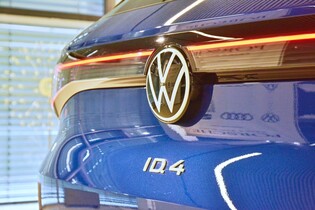 Volkswagen vloni dodal 394 tisíc elektromobilů, na Teslu to ale nestačilo